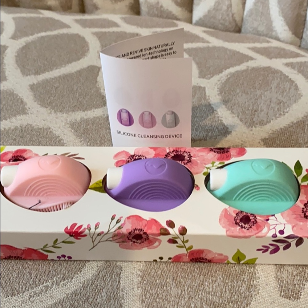 Battery-Operated Silicone Cleansing Device